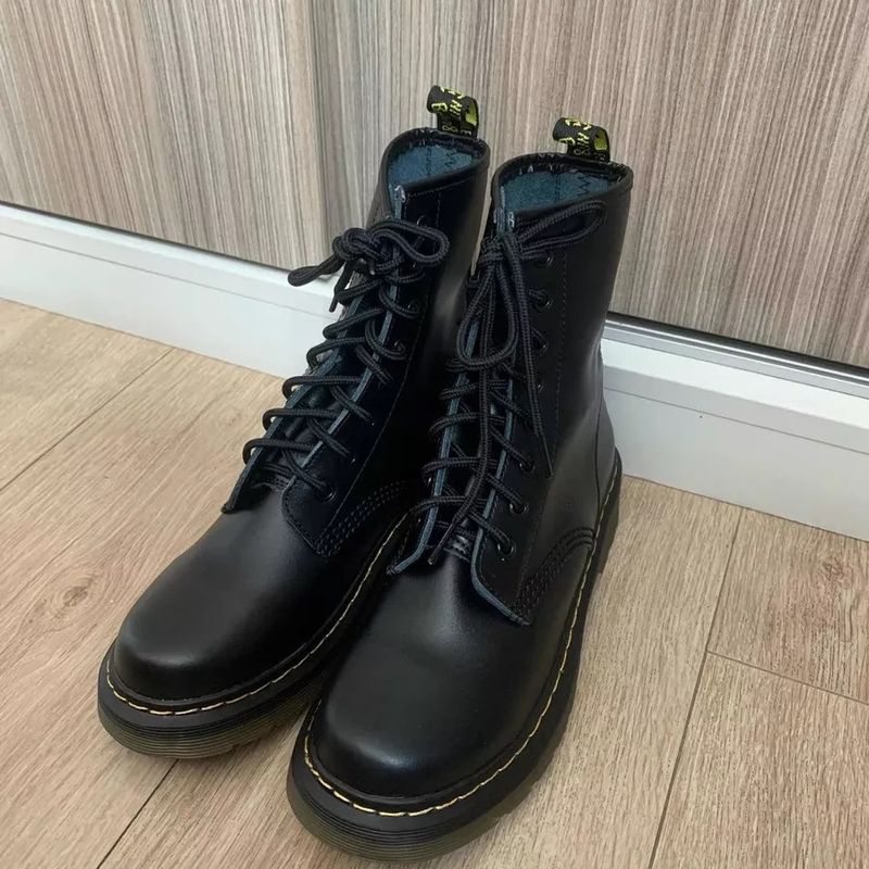 Coturno preto best sale dr martens