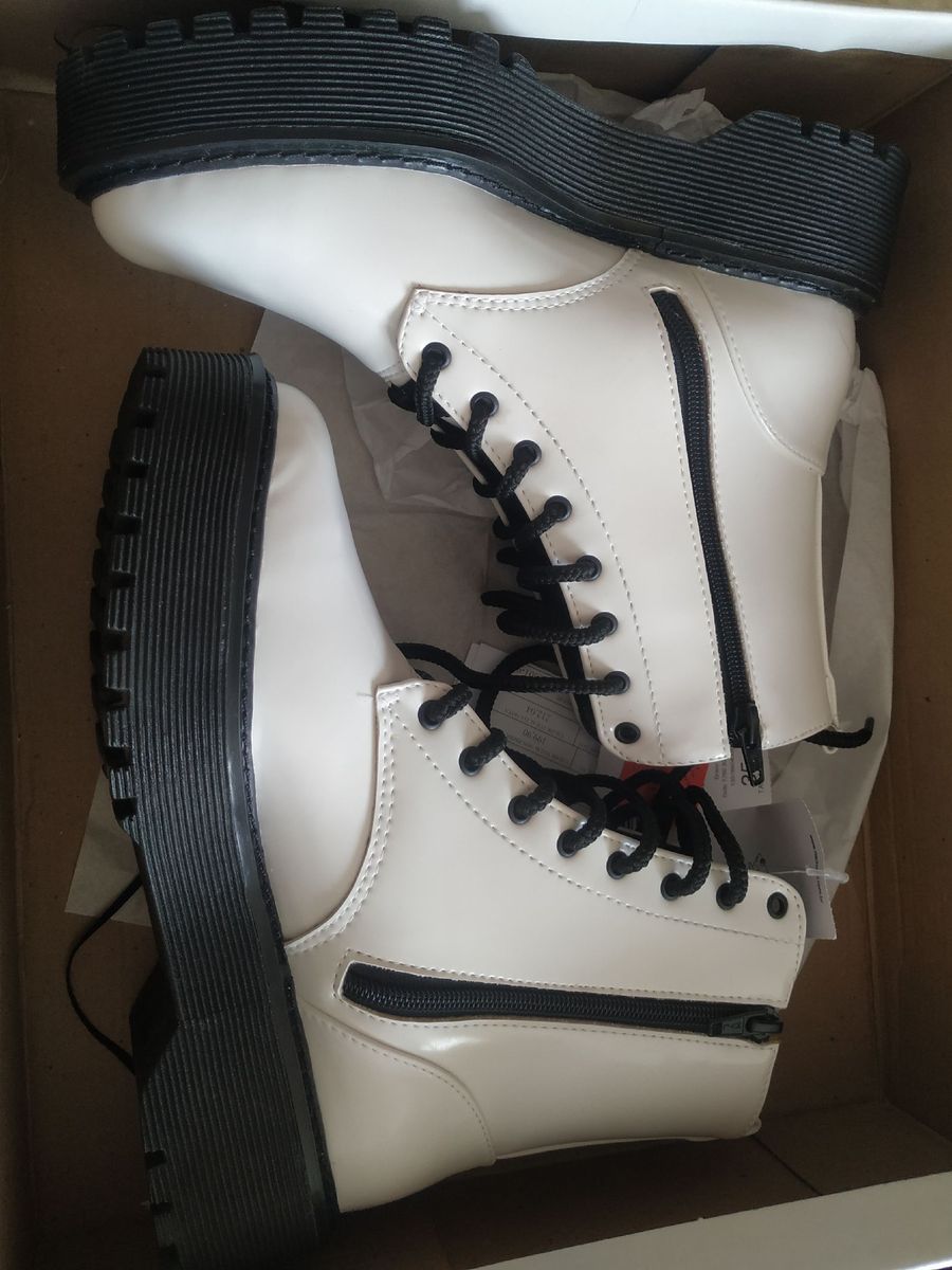bota branca riachuelo