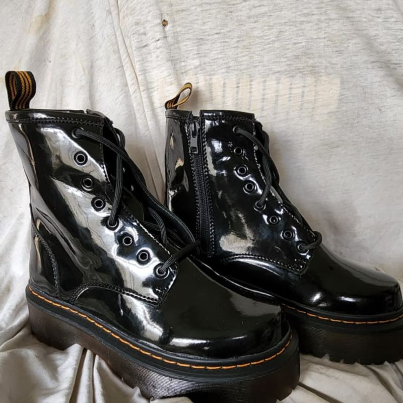 Coturno Tratorado Inglês Estilo Veggie Verniz Preto Bota - Main Image