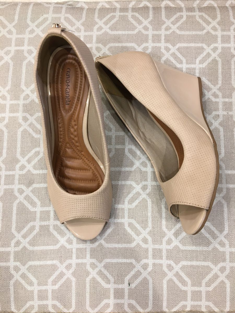 sapato anabela cravo e canela