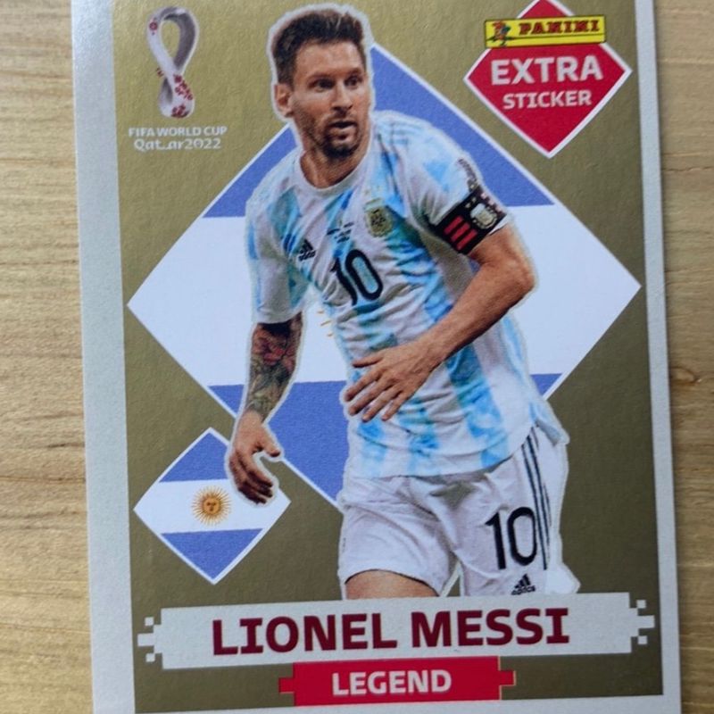 Figurinha do álbum da copa 2022 rara messi legend prata em João