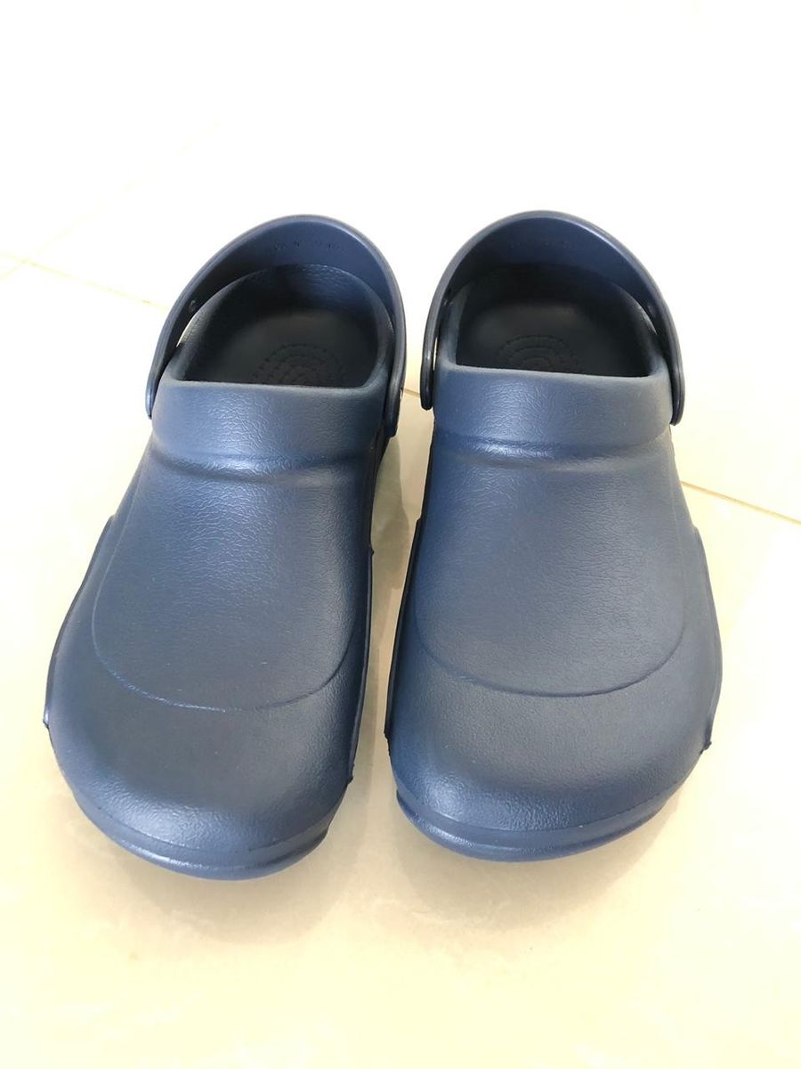 sapatos crocs feminino fechado