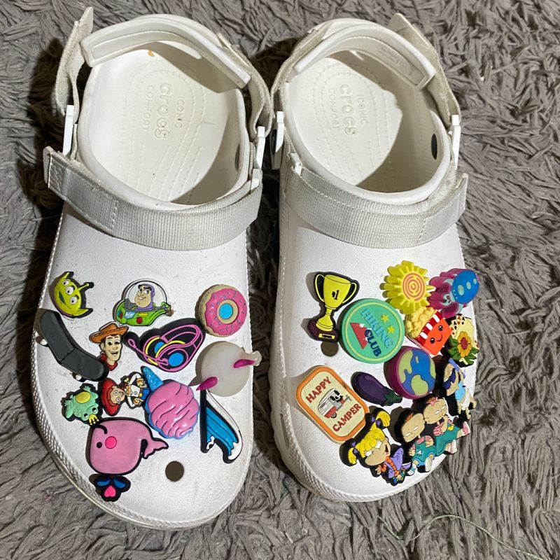 Crocs com Pins Crocs Usado 110636782 enjoei