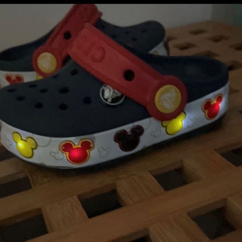 Crocs Mickey Led Cal ado Infantil para Meninos Crocs Usado 77343166 enjoei