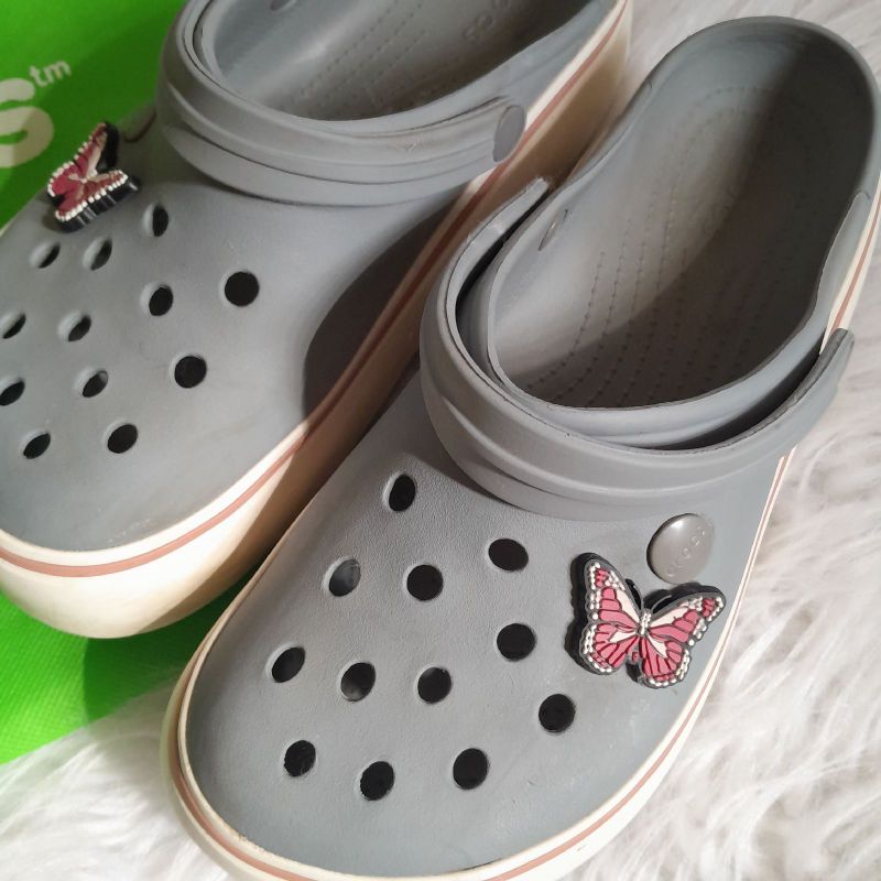 Crocs plataforma gris hot sale