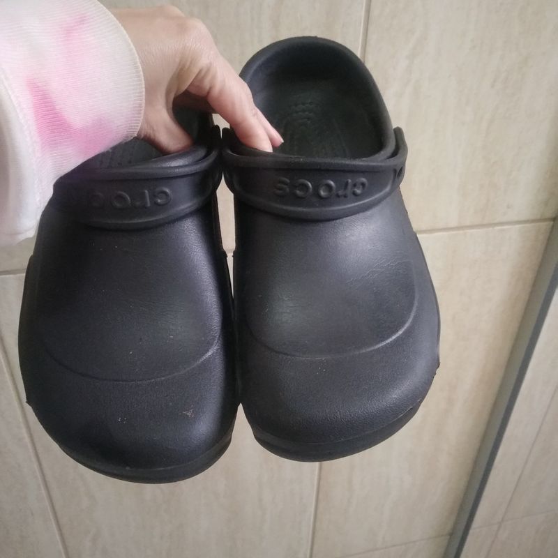 Sapato crocs fechado store preto