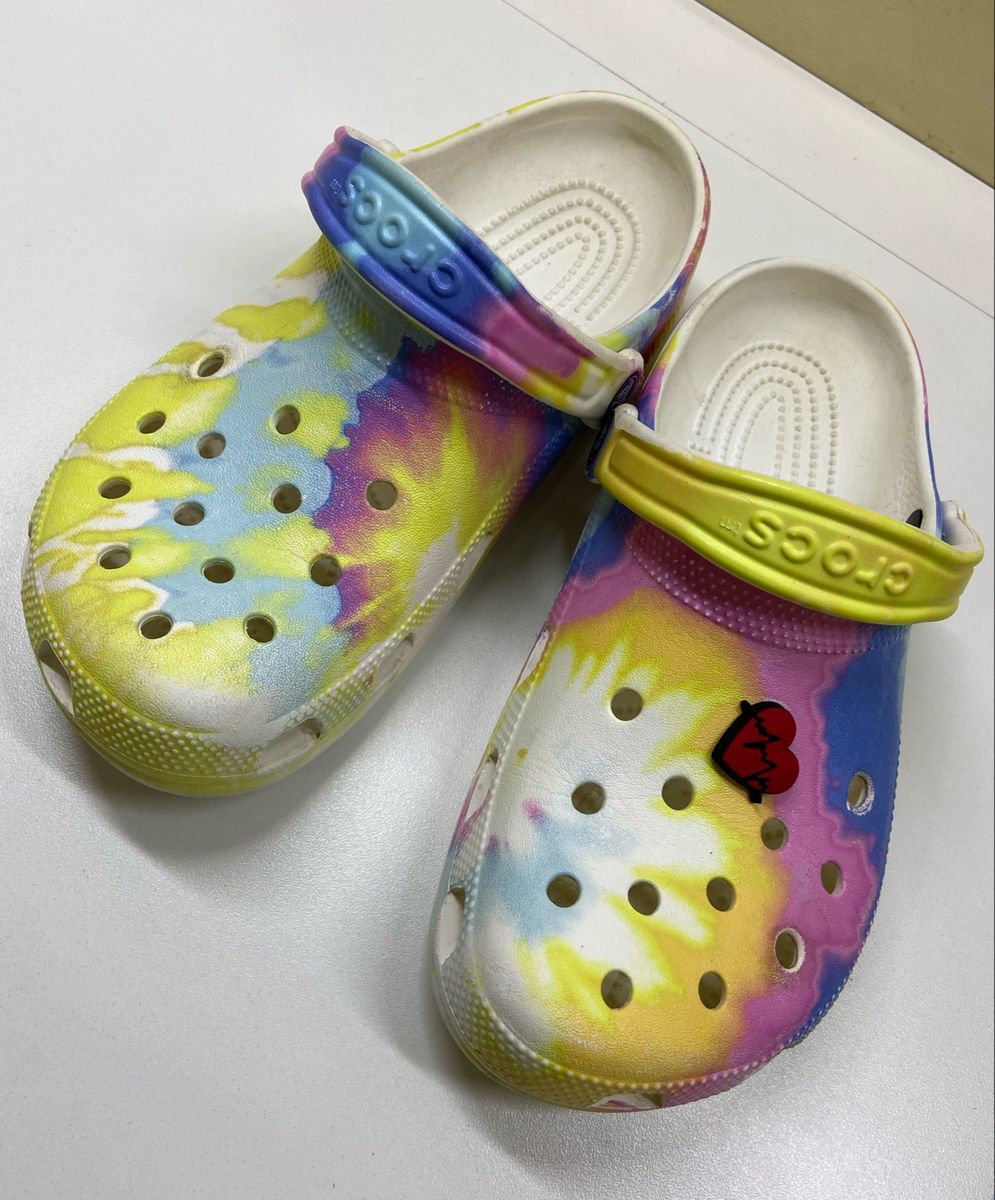 Crocs Tie Dye com Jibbitz Sapato Feminino Crocs Usado 81117159 enjoei