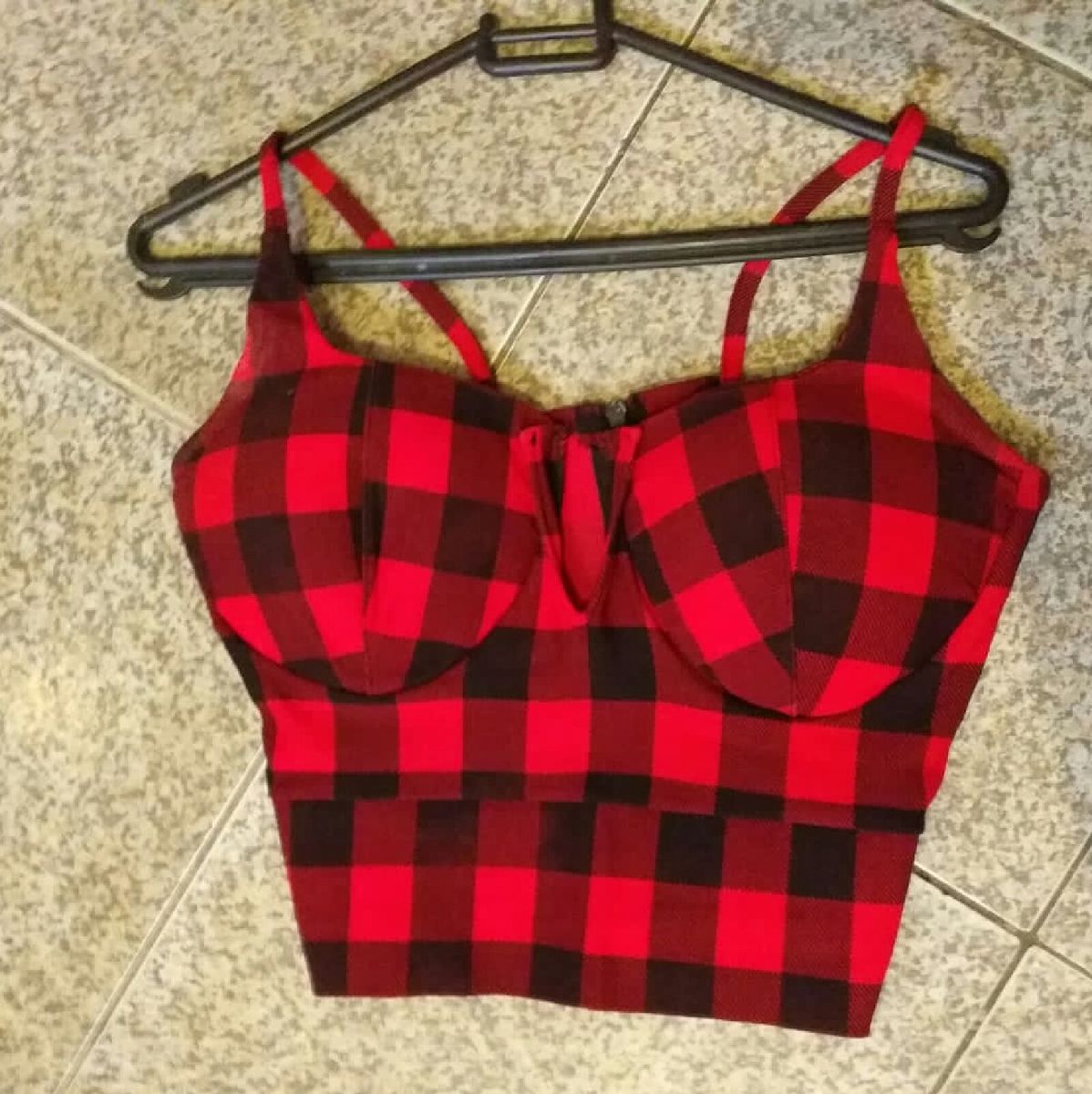 Blusa Cropped com Estampa Xadrez e Faixa Cruzada Preto/ Vermelho