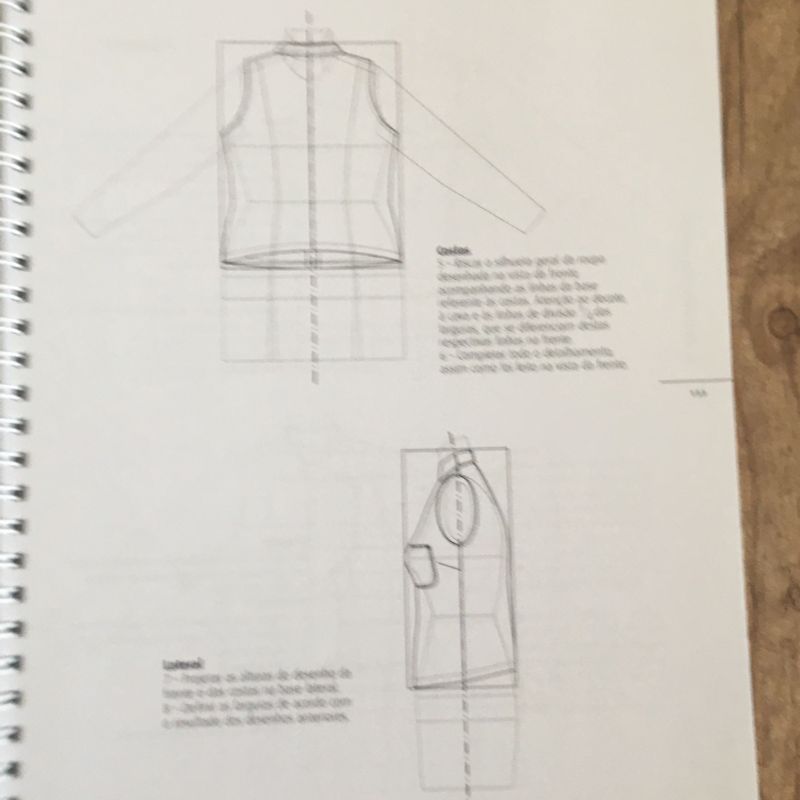 Desenho técnico de roupa feminina