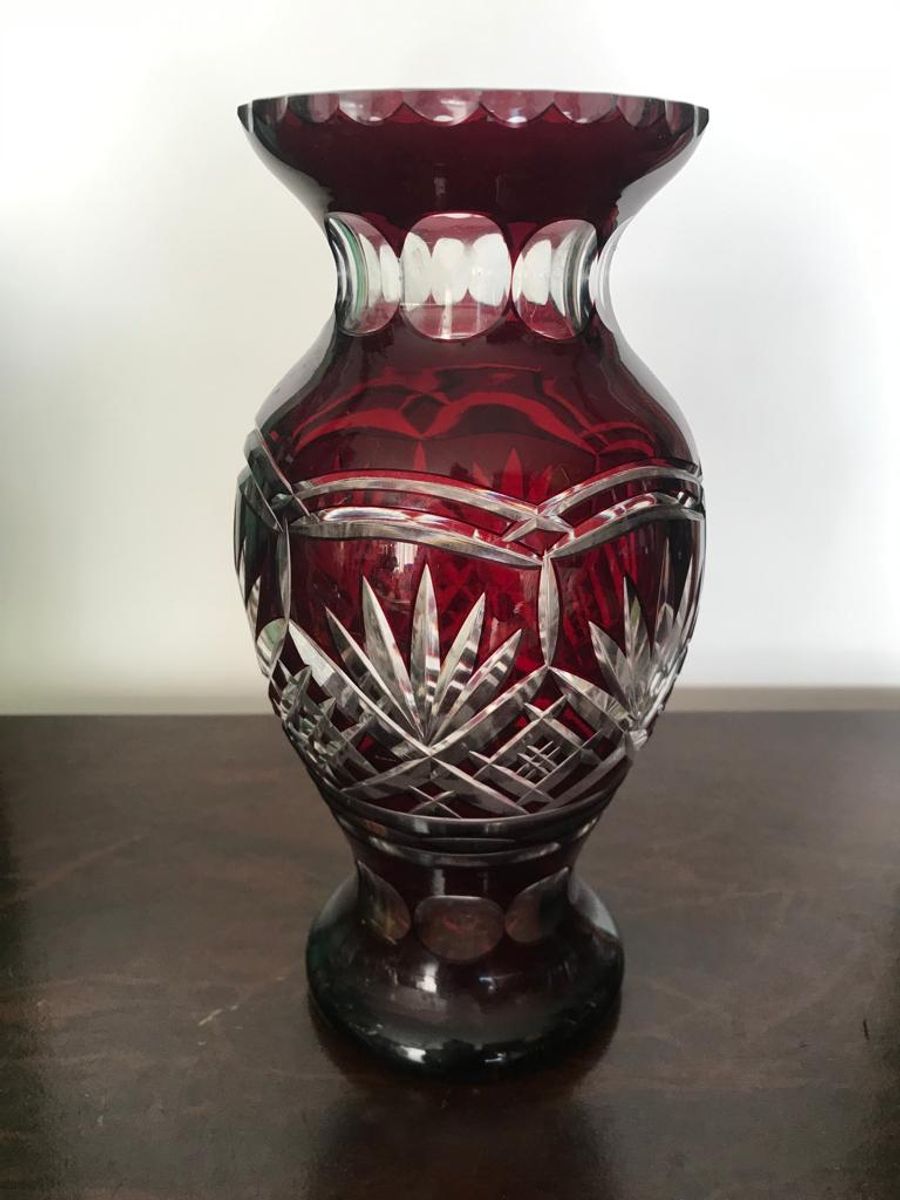 Deslumbrante Vaso Francês Lapidado em Autêntico Cristal Rubi Baccarat