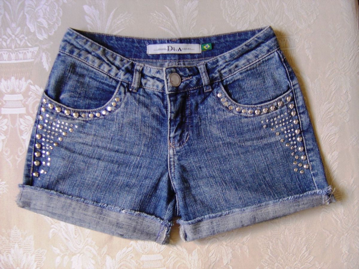 short jeans com tachinhas