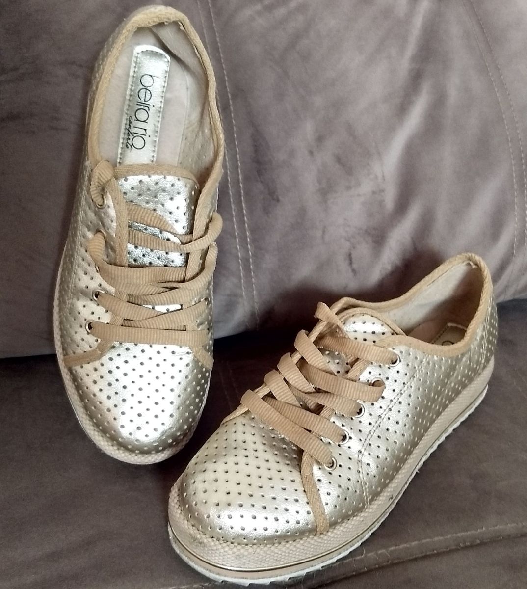 tenis dourado beira rio