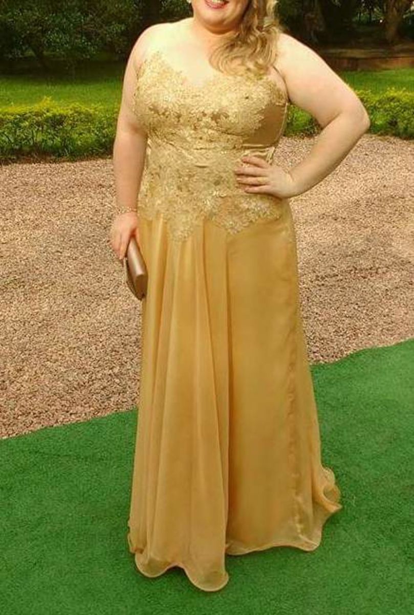 vestido de festa dourado plus size