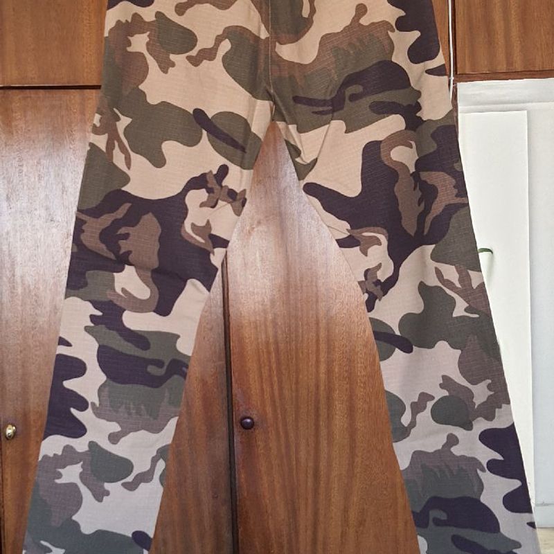 Calça camuflada hot sale drama