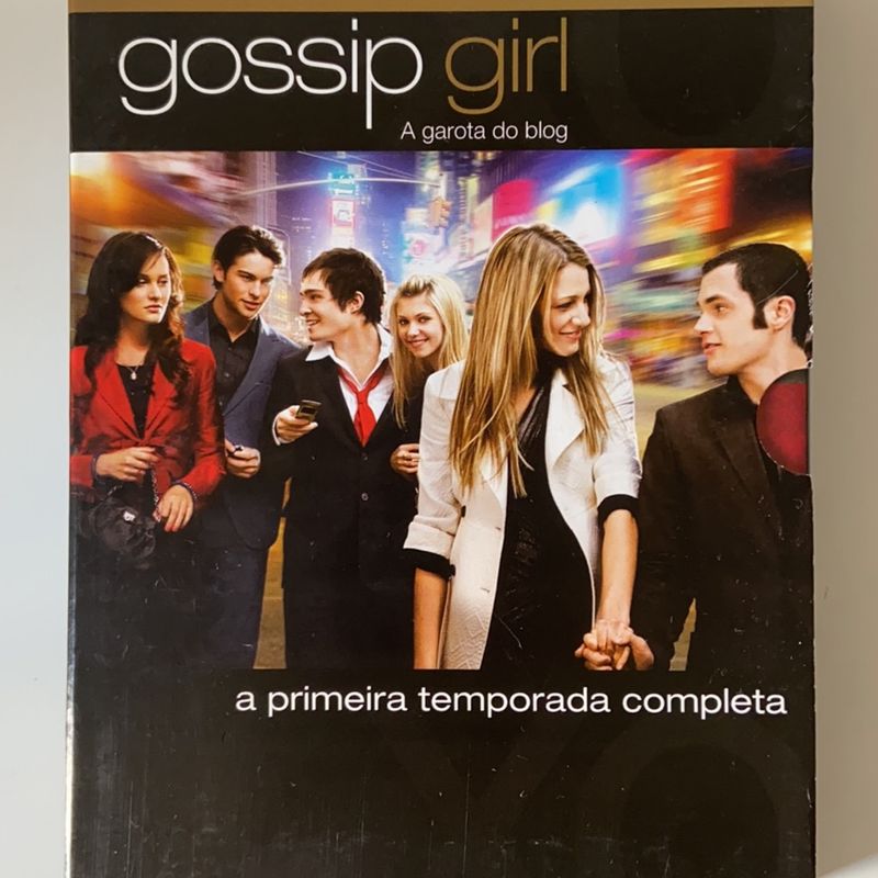 https://photos.enjoei.com.br/dvd-gossip-girl-primeira-temporada-53196827/800x800/czM6Ly9waG90b3MuZW5qb2VpLmNvbS5ici9wcm9kdWN0cy83Njg1MDk1LzJiNzg5ZGVjMWY2YmRmOTU0NzQyZTZmYjM2M2JiYzhiLmpwZw