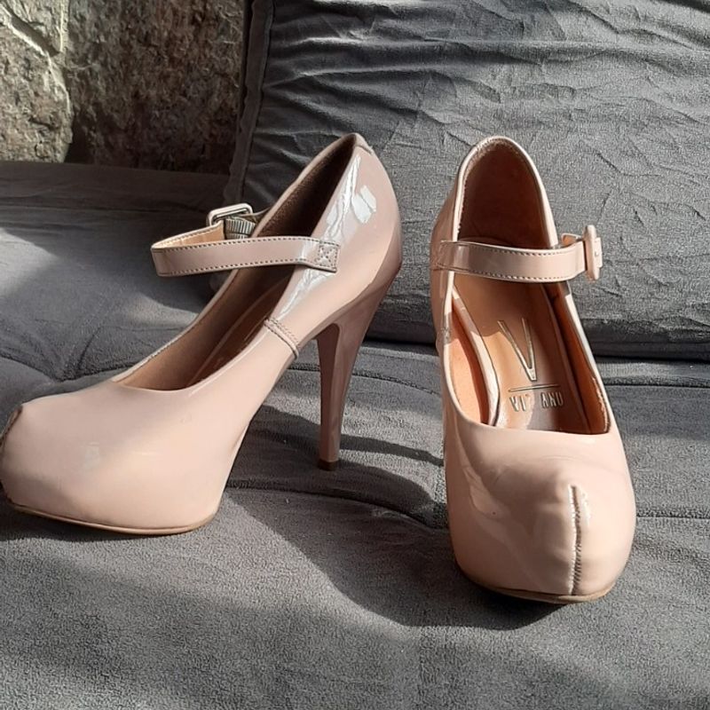 Scarpin meia pata bico best sale de tubarão