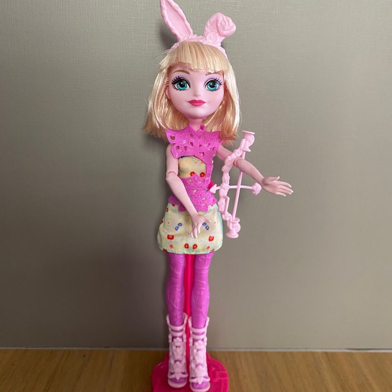 Boneca Ever After High Arco e Flecha Bunny Blanc - Mattel : :  Brinquedos e Jogos