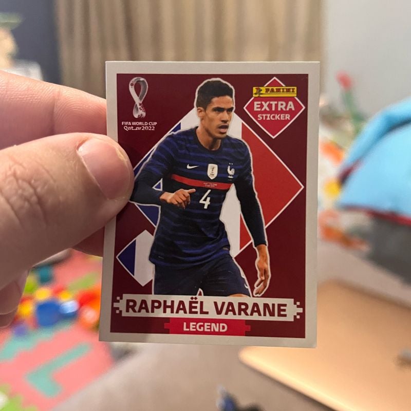 EXTRA STICKER BORDO ( RAPHAEL VARANE )