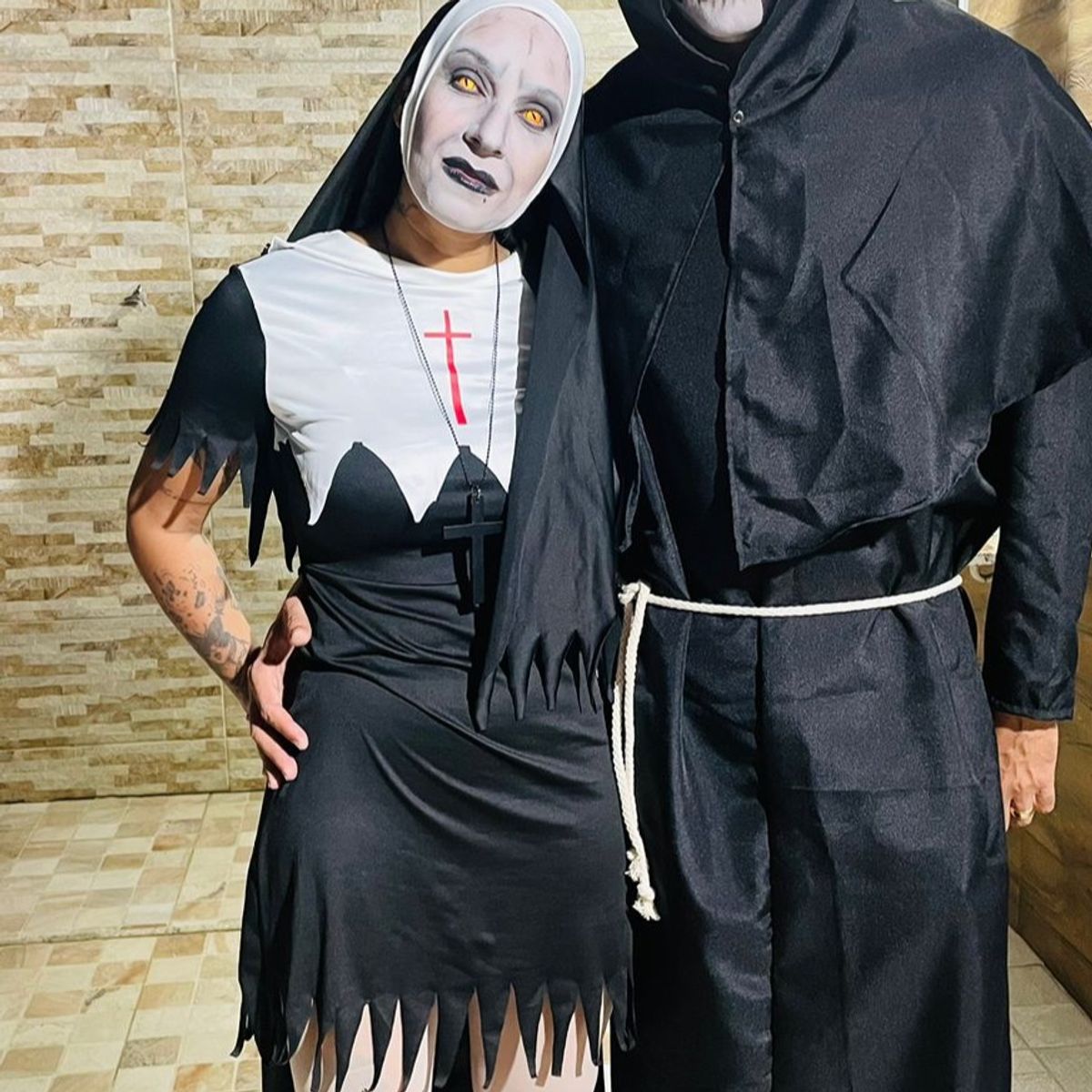 Mulher vestida de freira para o halloween com maquiagem de caveira