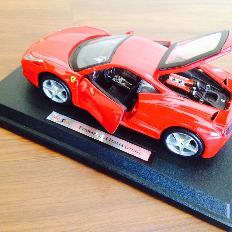 Ferrari 458 Itália (2010) - Escala 1/24 | Produto Masculino Maisto