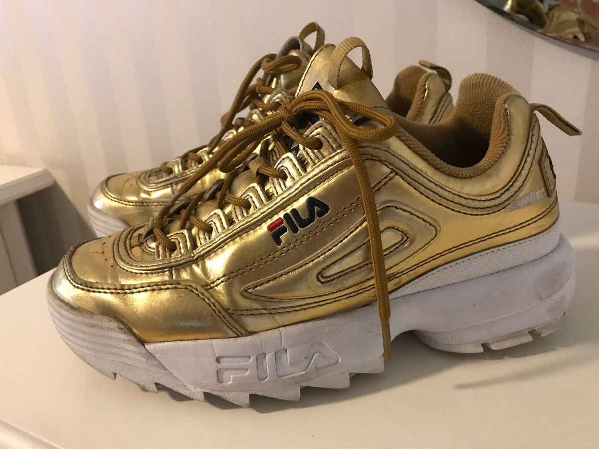 tenis fila branco e dourado