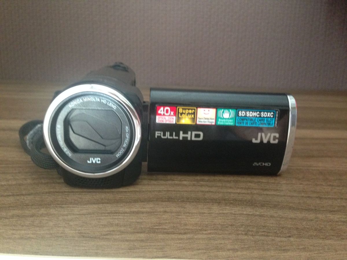 Filmadora Jvc Gze10bu Full Hd Preta com Zoom Óptico 40x, Lcd 2.7" e Detector de Faces + Cartão
