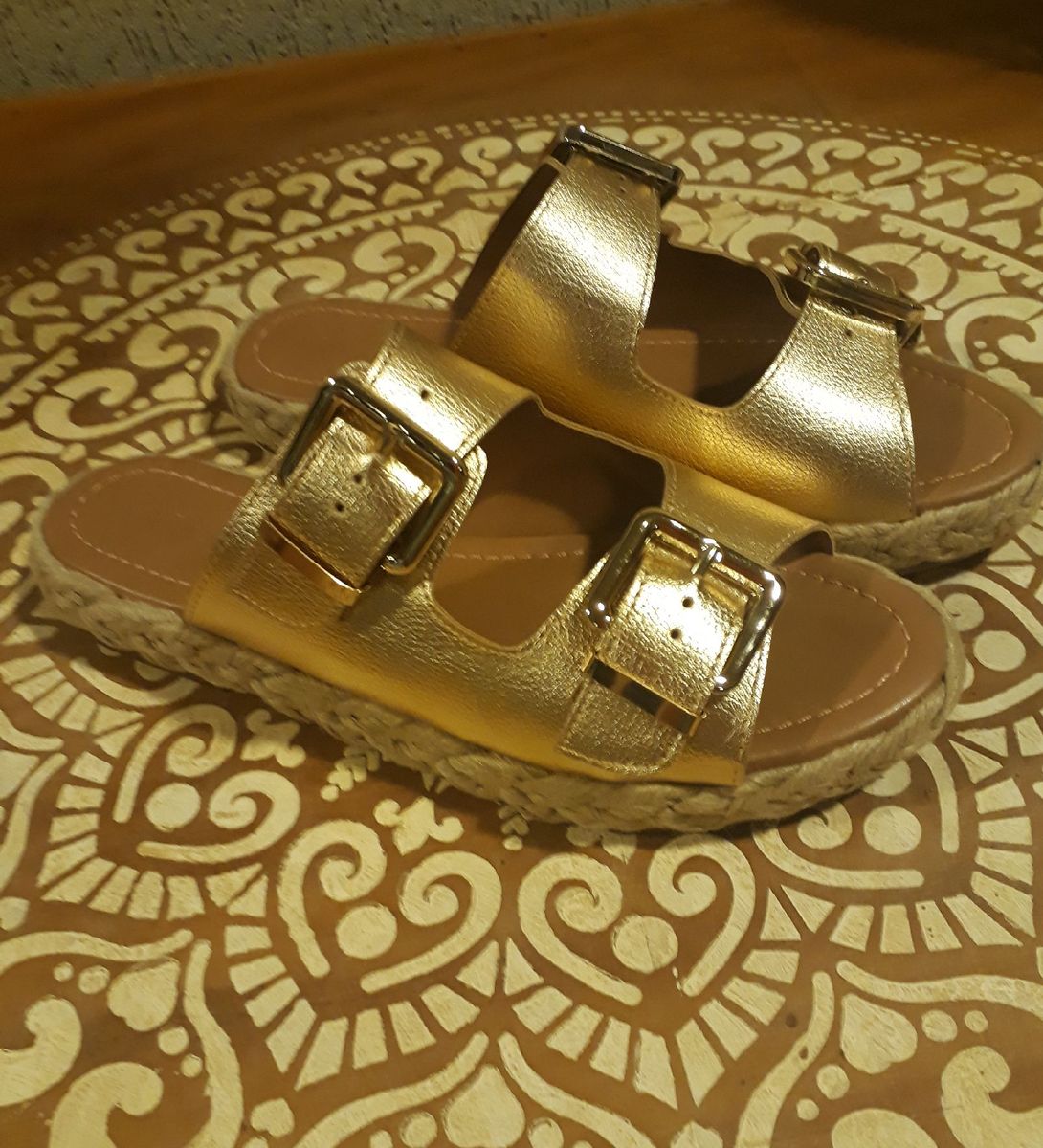 sandalia dourada satinato