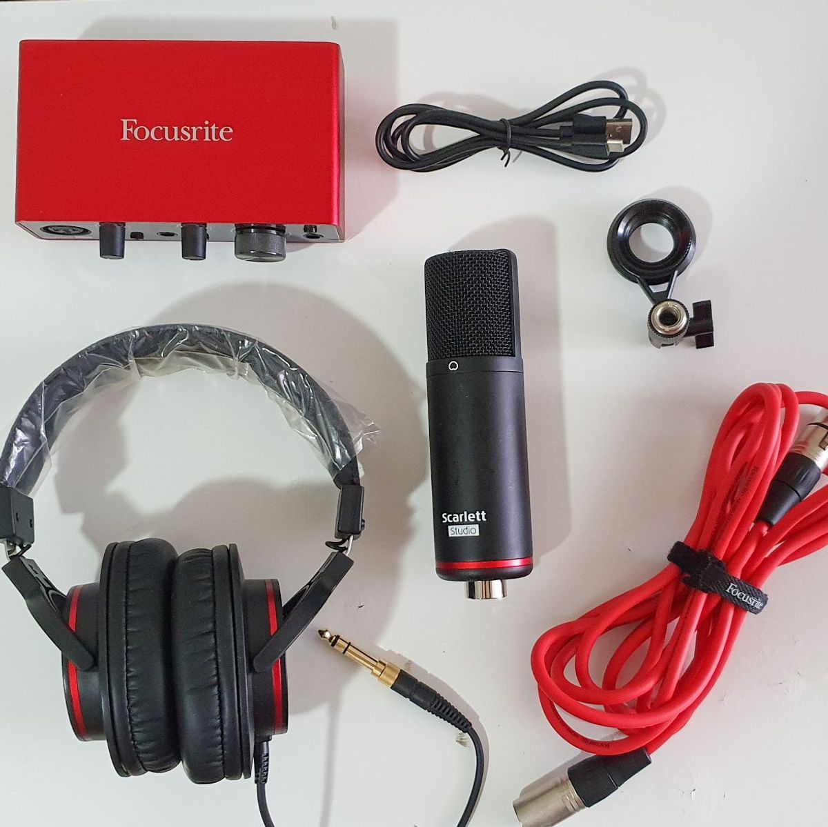 Focusrite Scarlett Solo Studios Kit Interface de Áudio com Microfone e