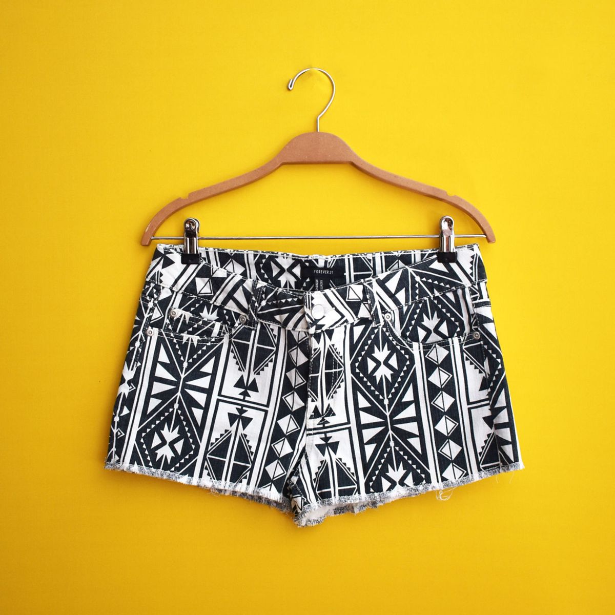 Forever 21 Short Tribal Shorts Feminino Forever 21 Usado 25322010   CzM6Ly9waG90b3MuZW5qb2VpLmNvbS5ici9wcm9kdWN0cy81NjEyNS9kNThiOGY2ZDBiZjllM2ViZDNhYWQ4NzUxMDZiZmMzYS5qcGc