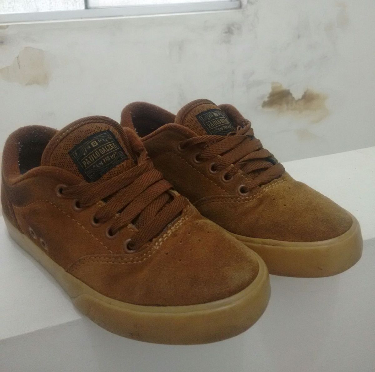 tenis com a lingua pra fora