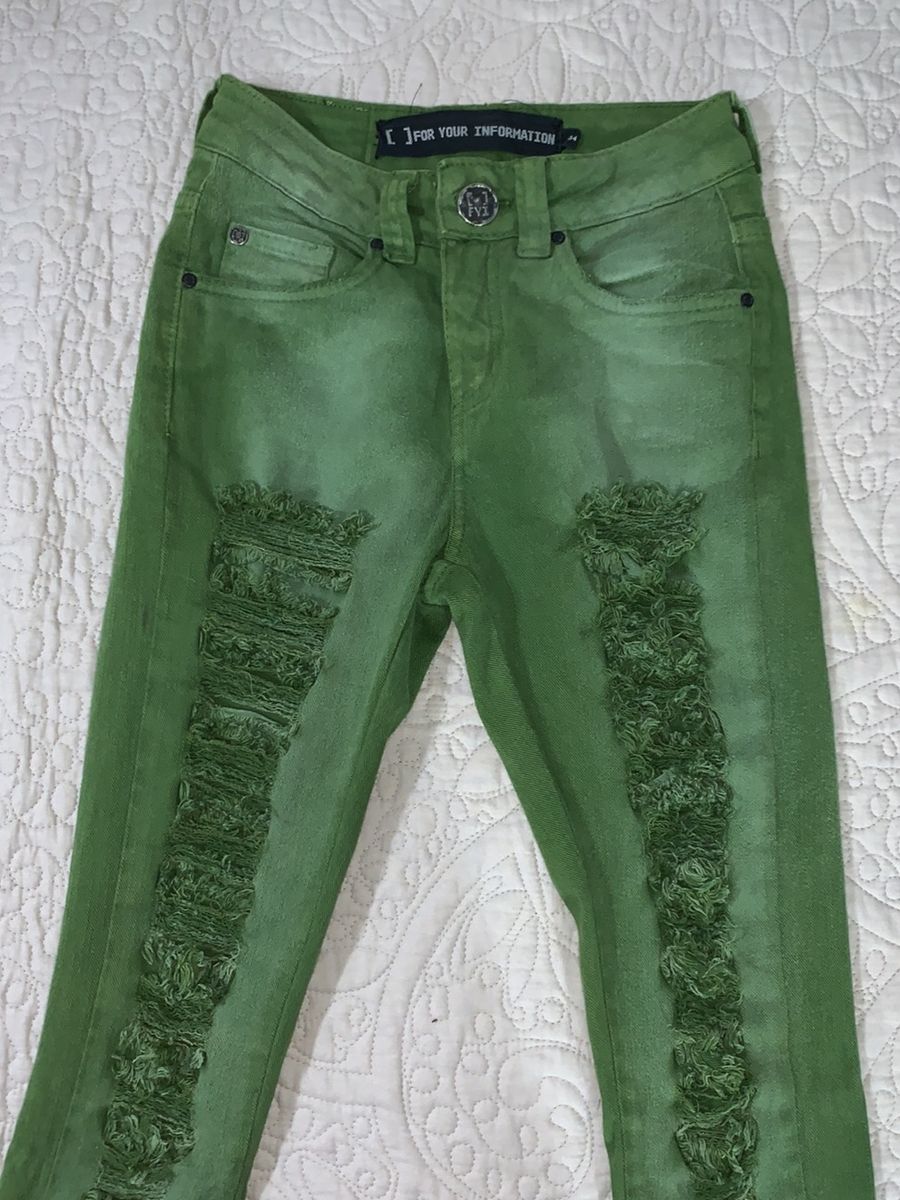 calça verde rasgada