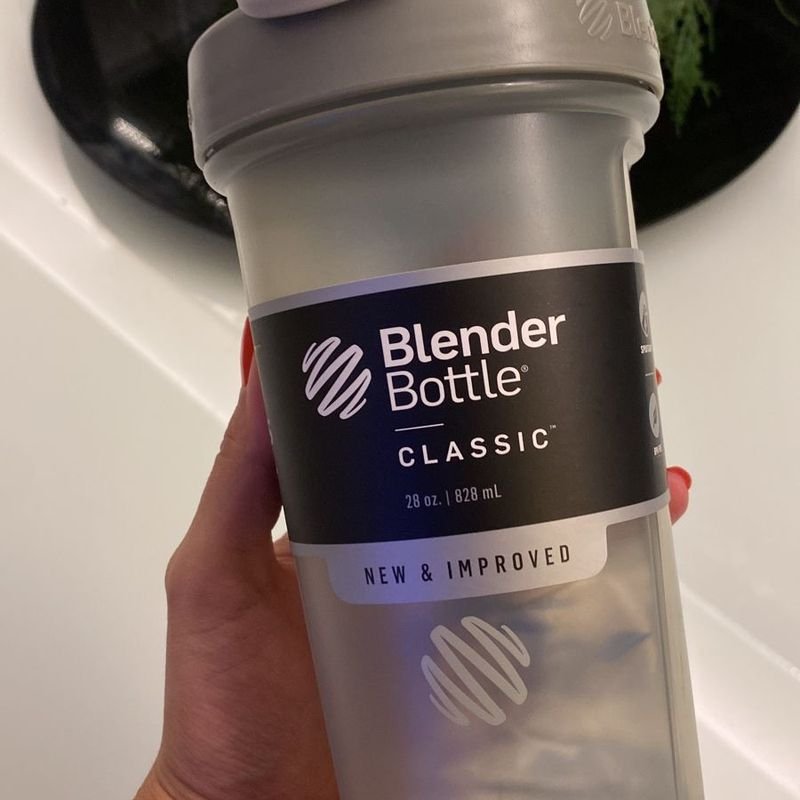 https://photos.enjoei.com.br/garrafa-coqueteleira-blender-bottle-90198216/800x800/czM6Ly9waG90b3MuZW5qb2VpLmNvbS5ici9wcm9kdWN0cy8xMzYxNTM0OC81Y2IyMjc2MTVmNDkxZmJmY2VkYzBkNDg1YTQ3MTQwZC5qcGc