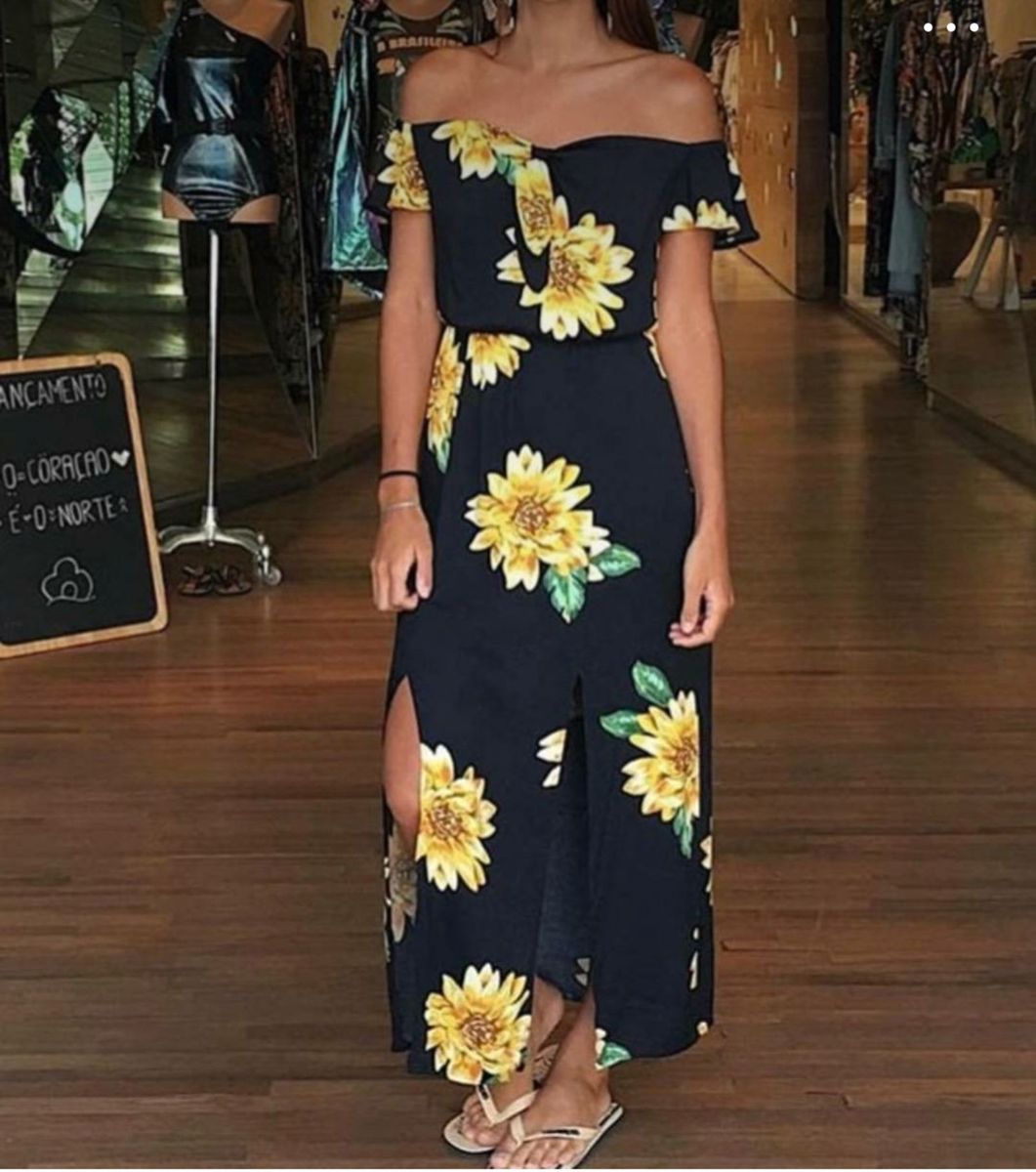 vestido preto com estampa de girassol