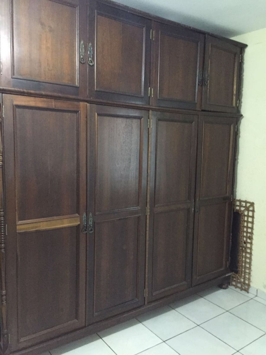 Guarda Roupa Antigo de Madeira Maciça