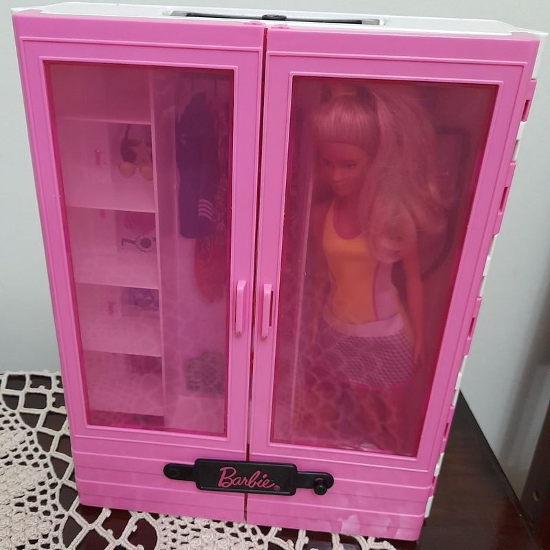 Guarda-roupa e Barbie com 10 roupas - Desapegos de Roupas quase novas ou  nunca usadas para bebês, crianças e mamães. 1205637