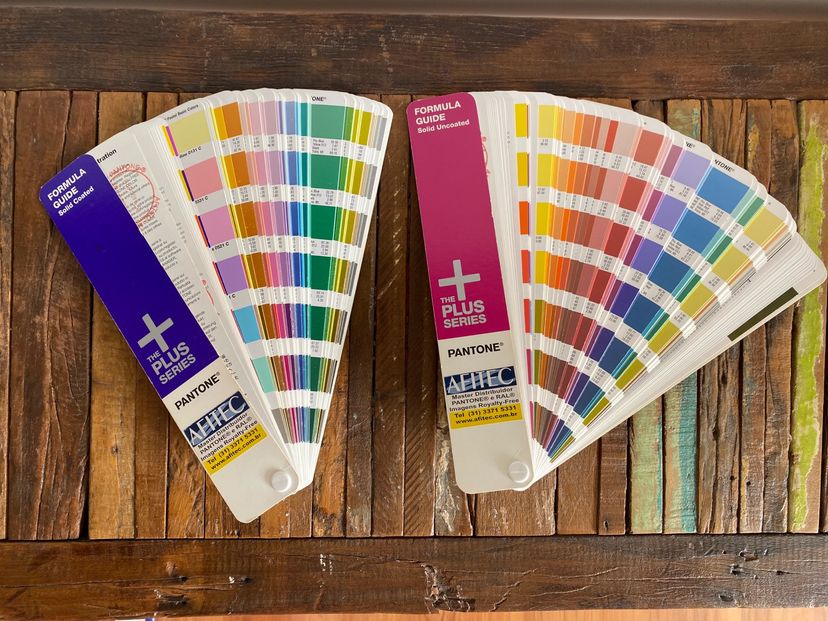 Guia de Cores Pantone Formula Guide Plus Series | Livro Pantone Usado ...