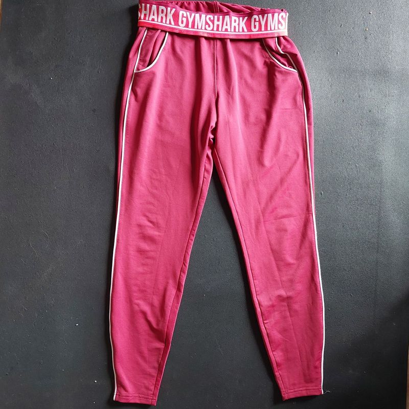 https://photos.enjoei.com.br/gymshark-recess-joggers-pink-cintura-dobravel-81736460/800x800/czM6Ly9waG90b3MuZW5qb2VpLmNvbS5ici9wcm9kdWN0cy81NTg3MjQ2L2ZmMTc2MzE0NmM4ZDViMjhhMDUxN2U3N2E5YjhiZDM1LmpwZw