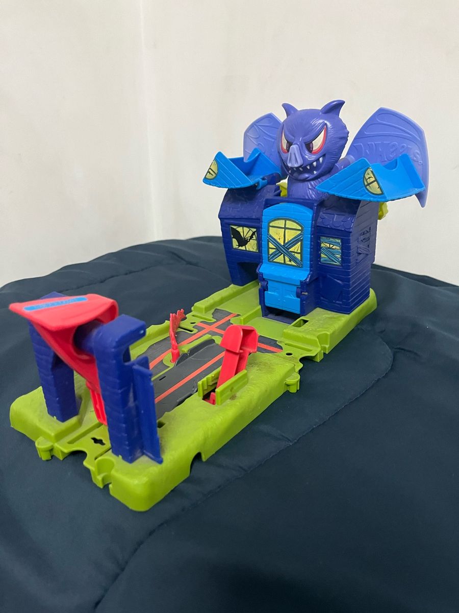 Hot Wheels O Ataque do Morcego Na Mansão Mattel Usado 110079098