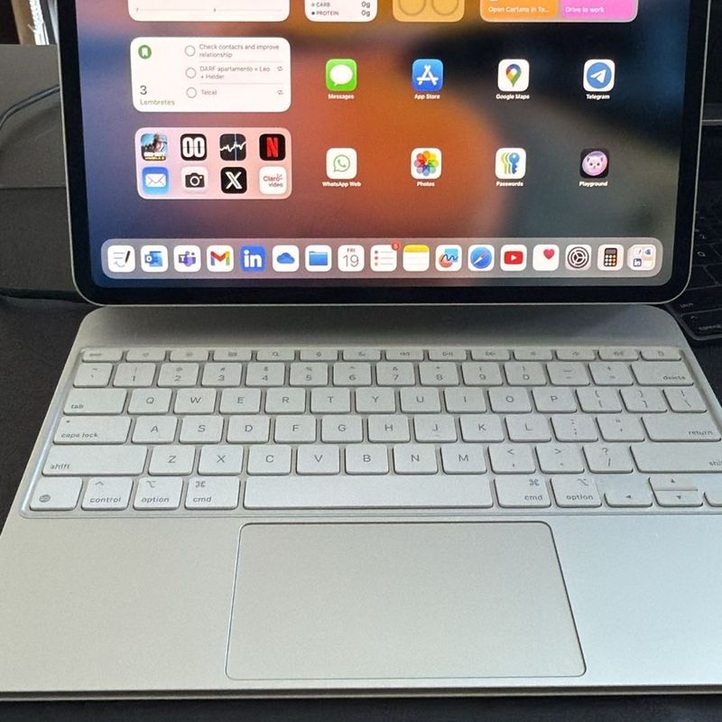 Ipad Pro 13 Polegadas Wi-Fi 256gb com Magic Keyboard e Apple