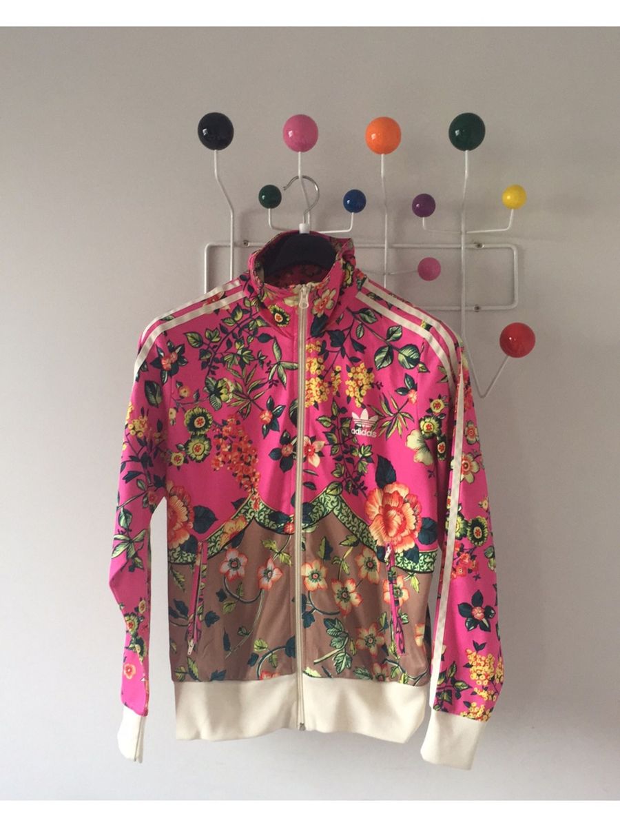jaqueta adidas rosa com flores