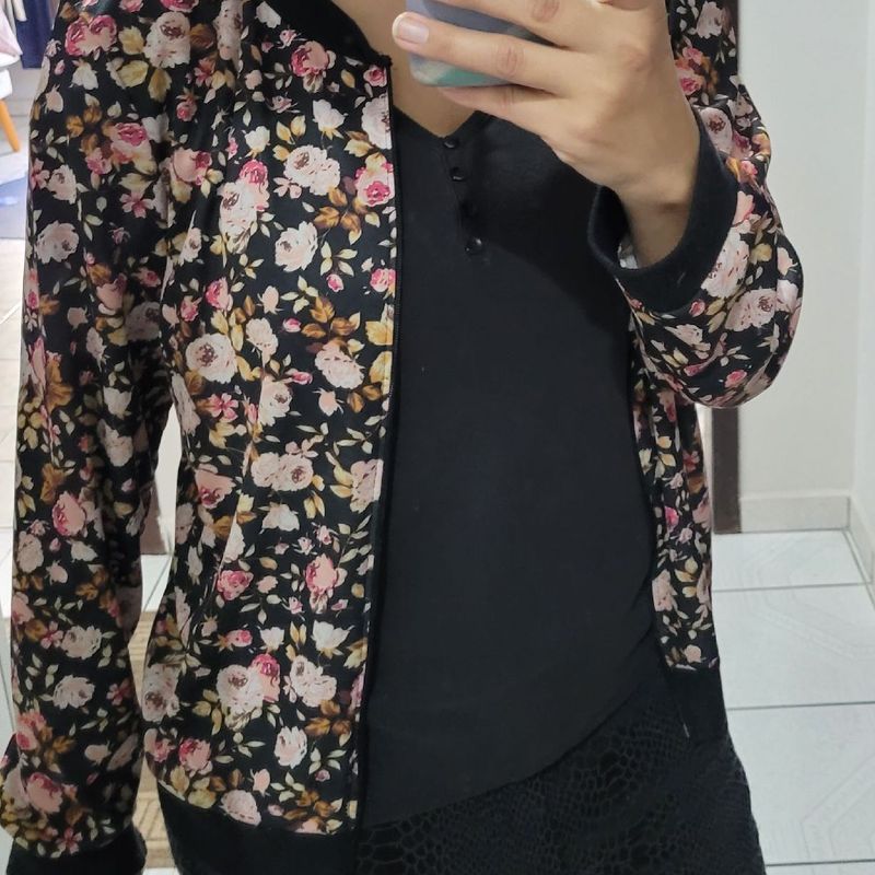 Jaqueta bomber best sale preta e floral