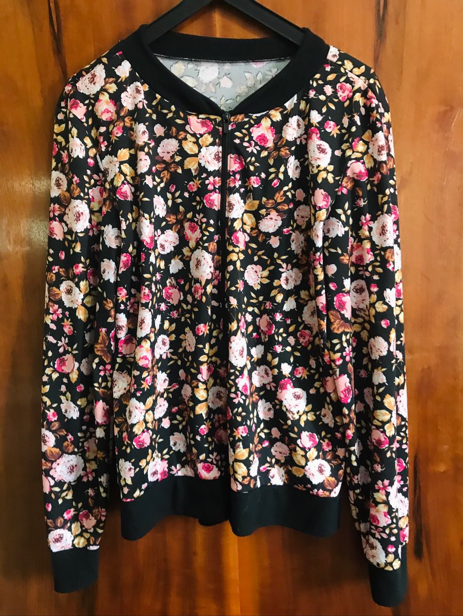 jaqueta bomber preta e floral
