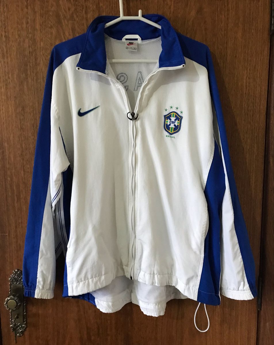 https://photos.enjoei.com.br/jaqueta-brasil-1998-nike-zagallo/1200xN/czM6Ly9waG90b3MuZW5qb2VpLmNvbS5ici9wcm9kdWN0cy84OTcxMjg1L2Q3NDNkY2NmNDhmYjU0ZDgzODIxYWY3ZDg0NWFiNzllLmpwZw