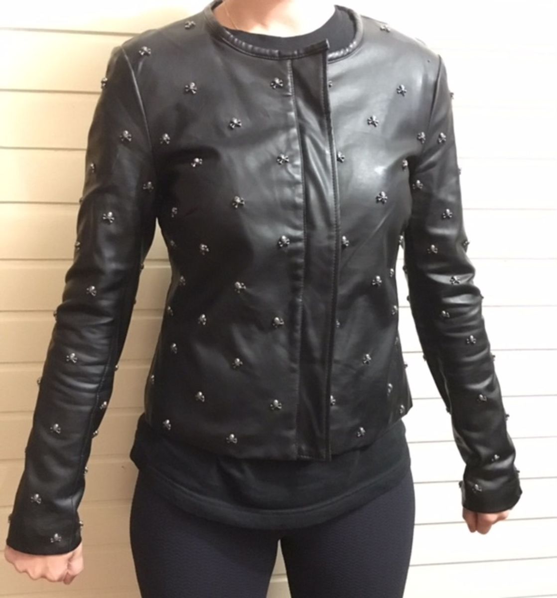 jaqueta de couro com caveira nas costas