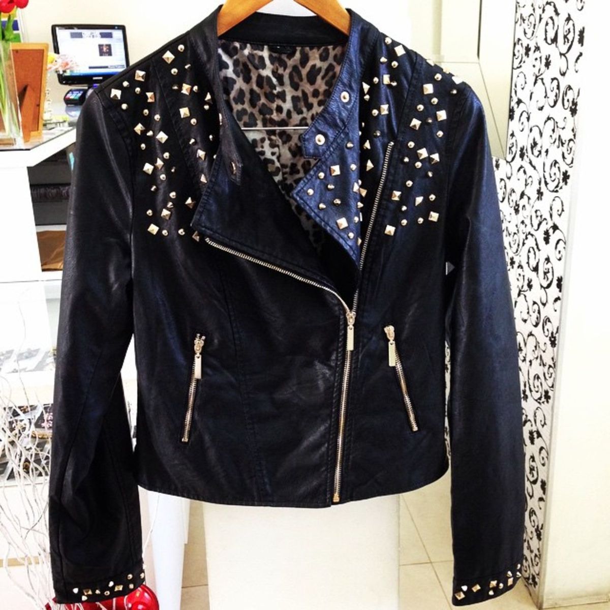 jaqueta de couro feminina com spikes