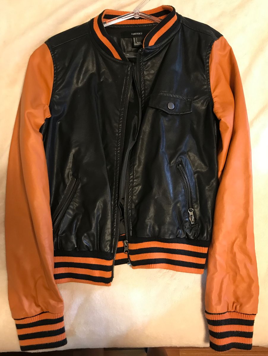 jaqueta preta e laranja