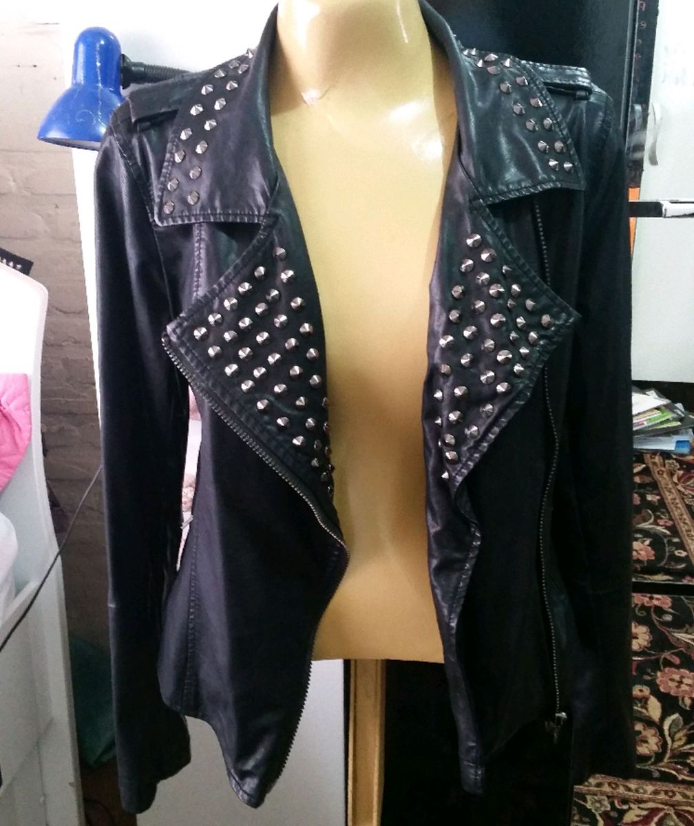jaqueta com spikes feminina