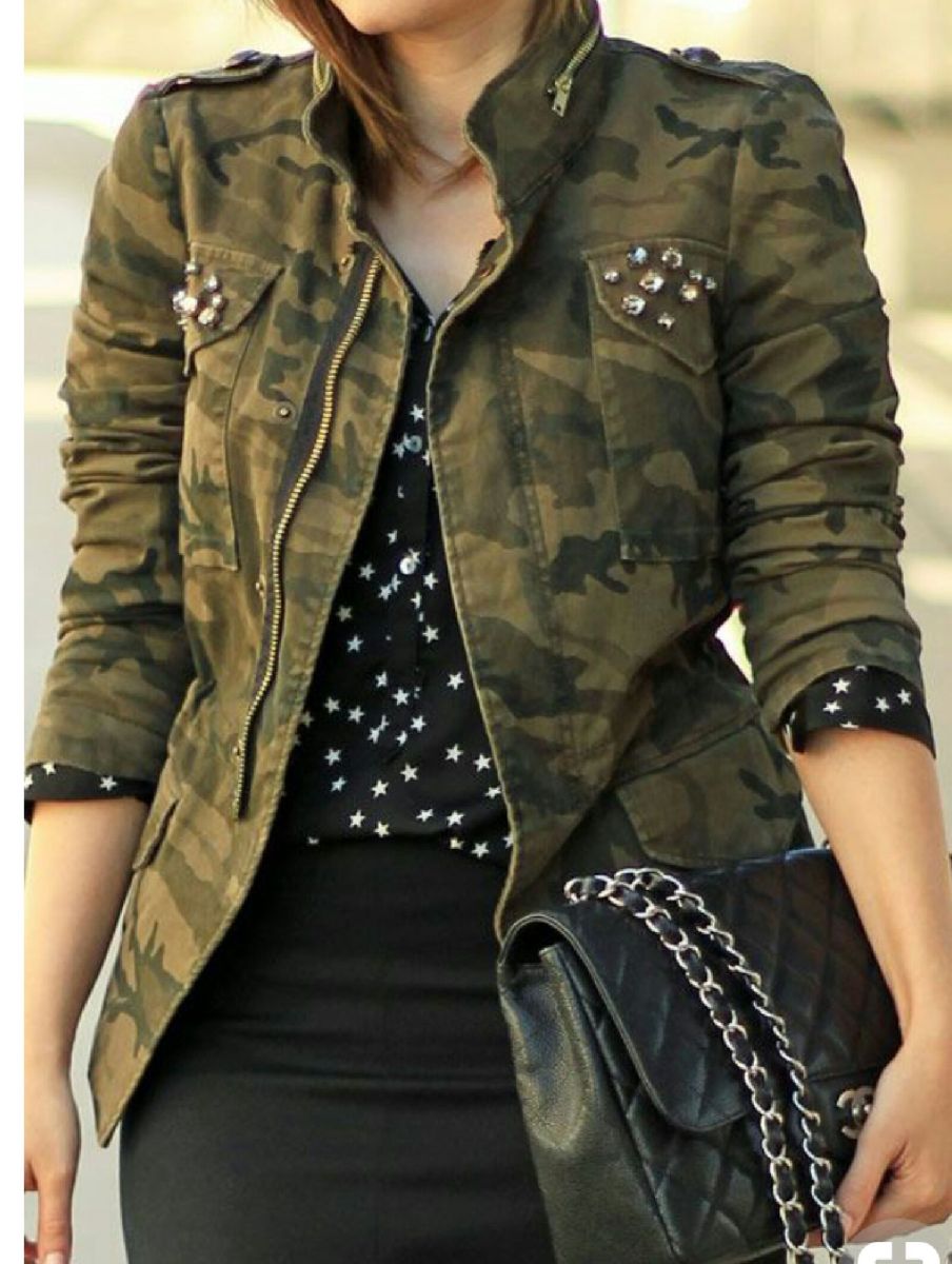 jaqueta com estampa militar