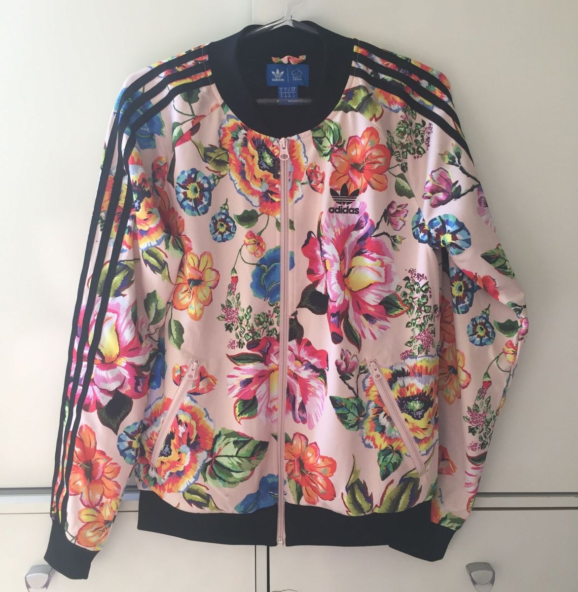jaqueta floral adidas