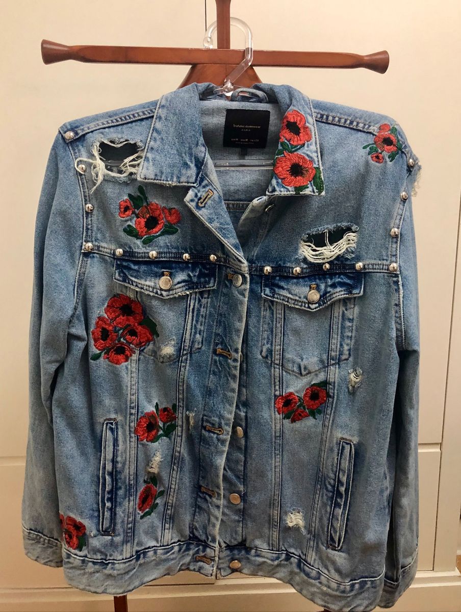 jaqueta jeans bordada com flores